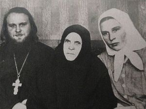 Иерей Владимир Жаворонков, справа монахиня Ивановского монастыря Ефросиния (Лупанова)