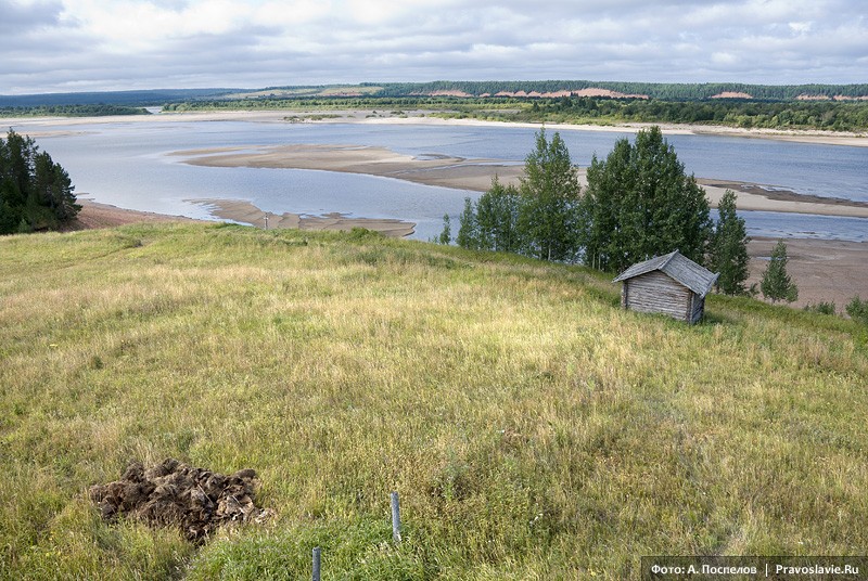 Вид с крыши храма на реку Мезень. Фото: Антон Поспелов / Православие.Ru