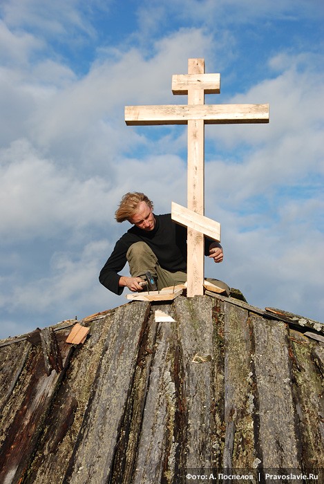 Выравнивание креста. Фото: Антон Поспелов / Православие.Ru