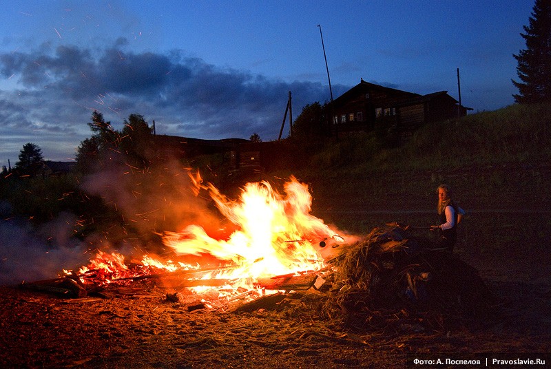 Сжигание мусора. Фото: Антон Поспелов / Православие.Ru