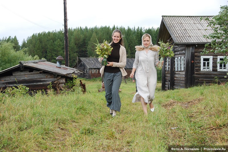 Девушки спешат на молебен с цветами. Фото: Антон Поспелов / Православие.Ru