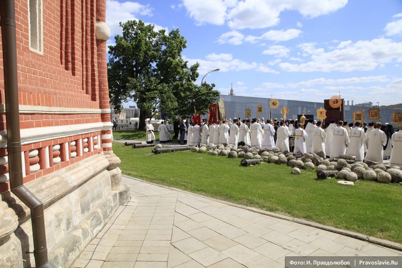 Народный молебен на Васильевском спуске 24 мая 2012 года.  Фото: Иван Правдолюбов / Православие.Ru