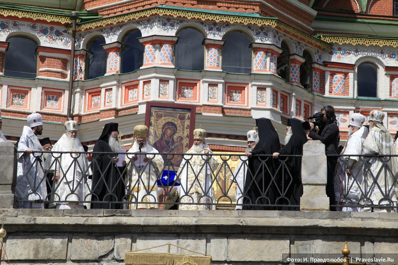 Народный молебен на Васильевском спуске 24 мая 2012 года.  Фото: Иван Правдолюбов / Православие.Ru