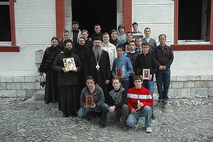 Епископ Феодосий, братия Сретенского монастыря и хор Сретенской семинарии в Призренской семинарии. Май 2012 