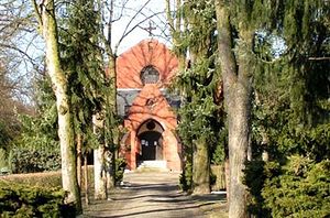 Храм расположен на закрытом кладбище в районе Ной-Кельн, населенном преимущественно мусульманами