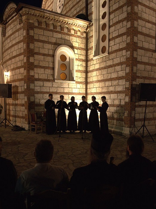 Косовская Митровица. Выступление хора Сретенской семинарии. Перед многочисленной аудиторией хор исполнил церковные песнопения и народные песни. Фото: Антон Камальдинов