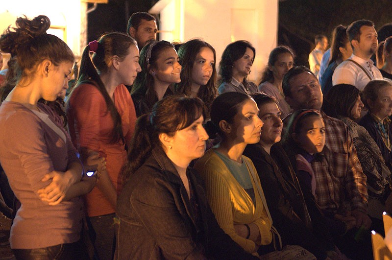 Концерт в Косовской Митровице. Перед многочисленной аудиторией хор исполнил церковные песнопения и народные песни. Фото: Антон Камальдинов