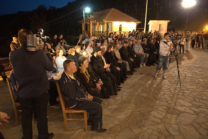 Концерт в Косовской Митровице. Перед многочисленной аудиторией хор исполнил церковные песнопения и народные песни. Фото: Антон Камальдинов