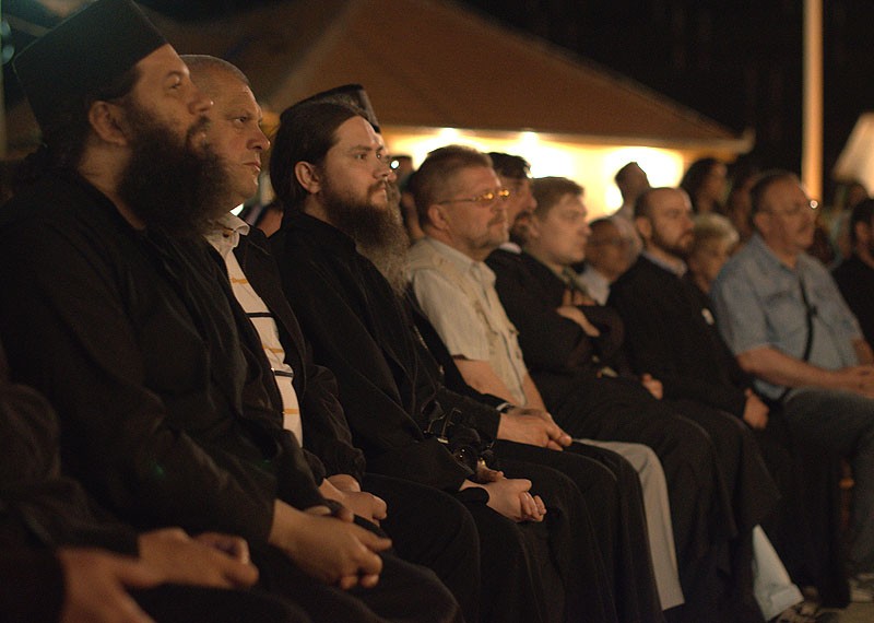 Концерт в Косовской Митровице. Перед многочисленной аудиторией хор исполнил церковные песнопения и народные песни. Фото: Антон Камальдинов