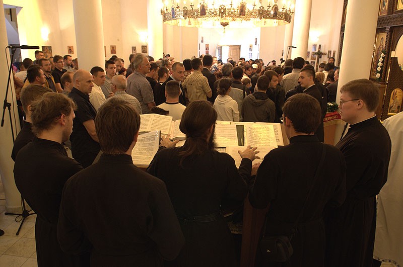 Хор Сретенской духовной семинарии. Божественная литургия в храме свт.Василия Острожского в Лепосавиче. Фото: Антон Камальдинов