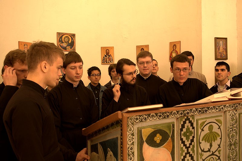 Хор Сретенской духовной семинарии. Божественная литургия в храме свт.Василия Острожского в Лепосавиче. Фото: Антон Камальдинов