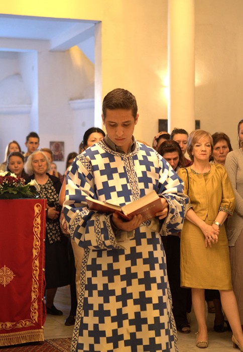 Чтение апостола. Божественная литургия в храме свт.Василия Острожского в Лепосавиче. Фото: Антон Камальдинов