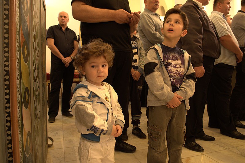 Три дня в Косово и Метохии. Божественная литургия в храме свт.Василия Острожского в Лепосавиче. Фото: Антон Камальдинов