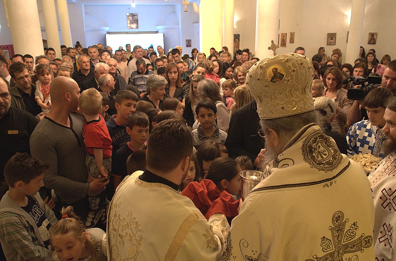 Причастие. Божественная литургия в храме свт.Василия Острожского в Лепосавиче. Фото: Антон Камальдинов