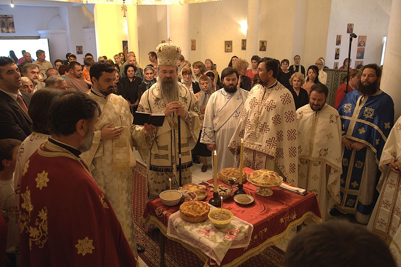 Благословение славского колача. Праздник свт.Василия Острожского в Лепосавиче. Фото: Антон Камальдинов