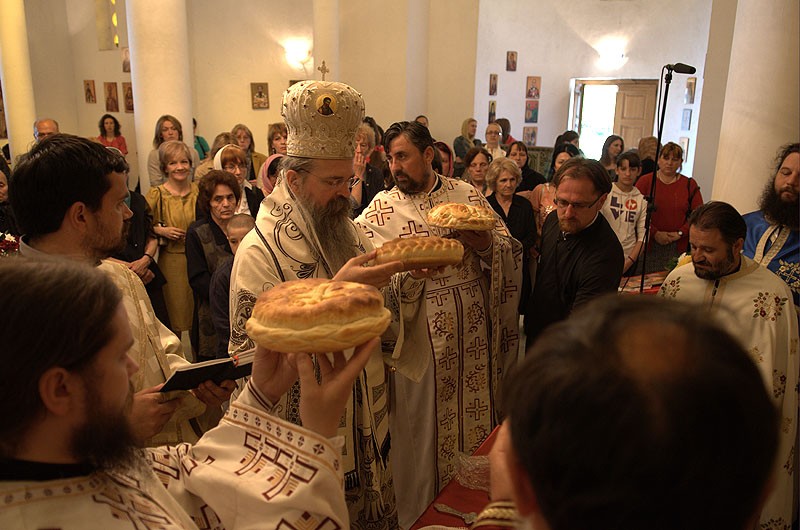 Благословение славского колача. Праздник свт.Василия Острожского в Лепосавиче. Фото: Антон Камальдинов