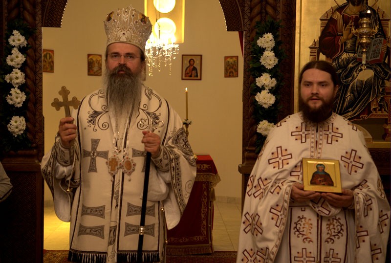 Три дня в Косово и Метохии. По окончании Литургии епископ Феодосий еще раз сердечно поблагодарил хор Сретенской семинарии, отметив, что семинаристы из России принесли сербскому народу в Косово и Метохии «частицу русской духовной традиции и русского неба». Фото: Антон Камальдинов