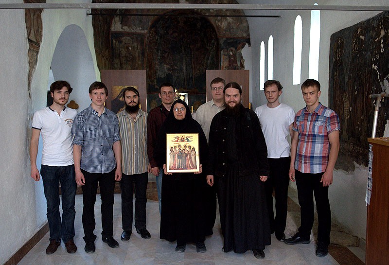С матерью Анастасией. Гости из Москвы поклонились гробу прп.Иоанникия Девичского, тепло пообщались с игуменией матерью Анастасией и спели для сестер несколько пасхальных песнопений. В дар от прихожан Сретенского монастыря сестрам была передана икона свв.Царственных Страстотерпцев. Фото: Антон Камальдинов
