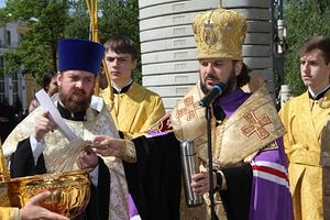 Освящение закладного камня совершает ректор Санкт-Петербургской духовной академии архиепископ Гатчинский Амвросий 