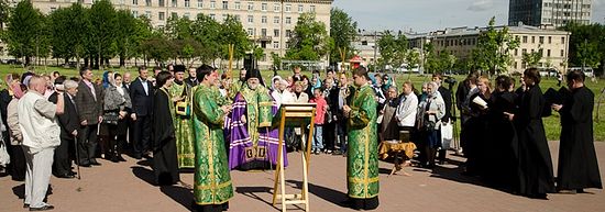 Праздничный молебен в сквере у станции "Ломоносовская" на месте храма Сошествия Святого Духа. 4 июня 2012 г.