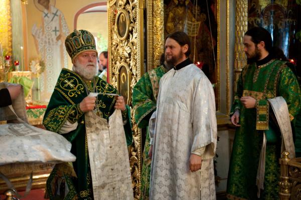 Архиепископ Евгений подает облачения новорукоположенному диакону, 4 июня 2012 года 