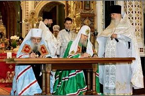 Signing of the Act of Canonical Communion by Metropolitan Laurus and Patriarch Alexiy II in May 2008.