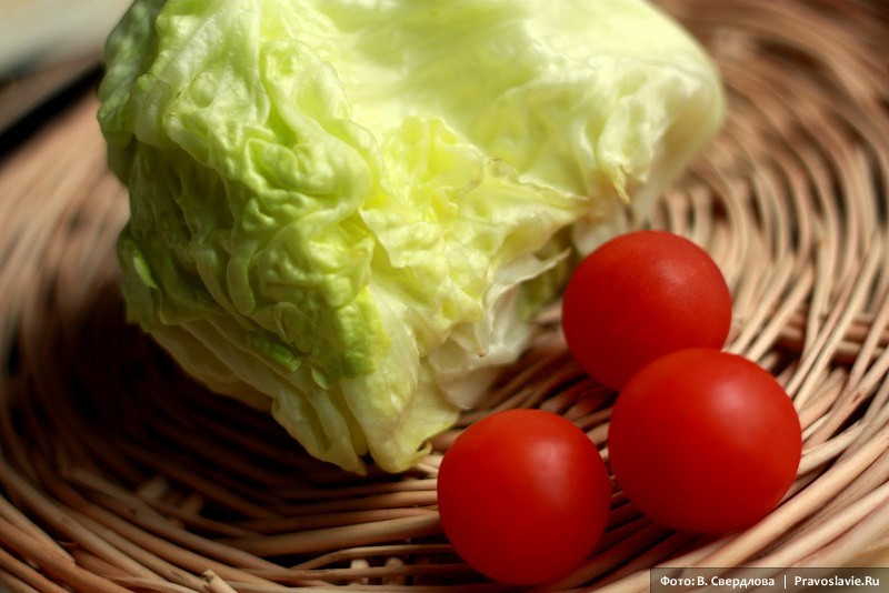 Салат и помидоры. Фото: Виктория Свердлова / Православие.Ru