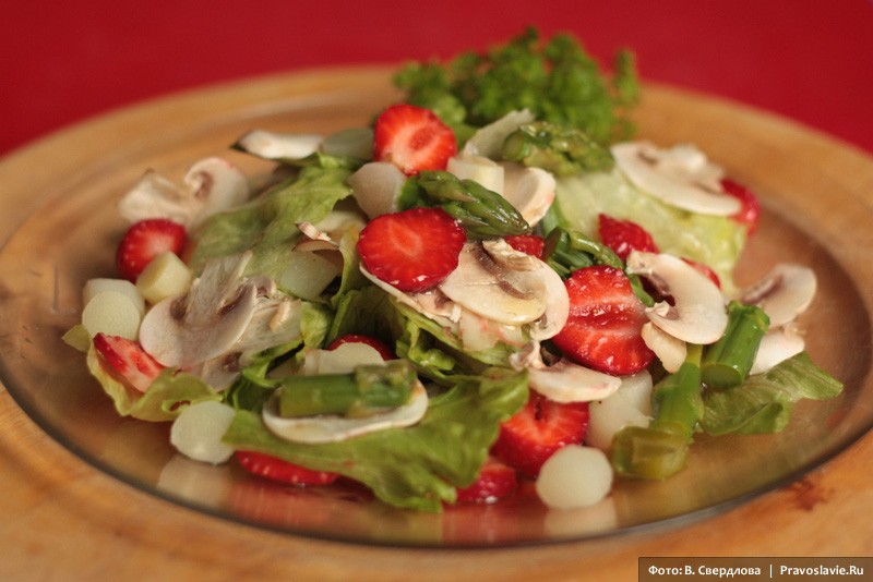 Салат из спаржи и клубники с шампиньонами . Рецепт: Клубника и спаржа  Фото: Виктория Свердлова / Православие.Ru