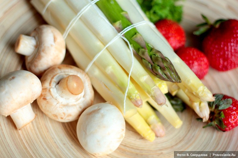 Салат из спаржи и клубники с шампиньонами: ингридиенты. Рецепт: Клубника и спаржа  Фото: Виктория Свердлова / Православие.Ru