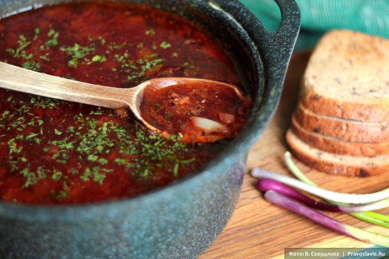 Борщ из молодых овощей на чечевичном отваре. Рецепт: Клубника и спаржа  Фото: Виктория Свердлова / Православие.Ru