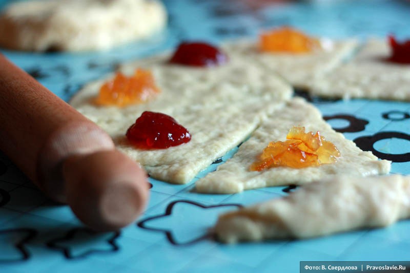 Трубочки с джемом. Этапы приготовления. Рецепт: Постные праздники  Фото: Виктория Свердлова / Православие.Ru