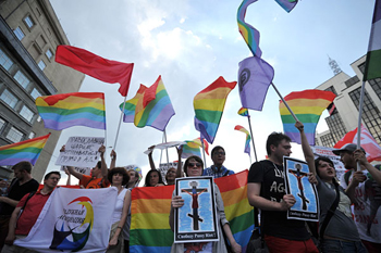 Представители ЛГБТ на «Марше миллионов» с кощунственными плакатами «Свободу Pussy Riot»