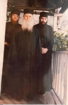 Старец с двумя монахами из своего братства. Отцом Ефремом (ныне игуменом Ватопедским) и отцом Афанасием (ныне митрополитом Лимасольским) Фотография 1985 года 