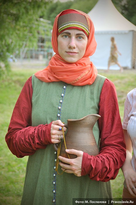 Женщина в костюме горожанки XVII века. Фото: М. Поспелова / Православие.Ru