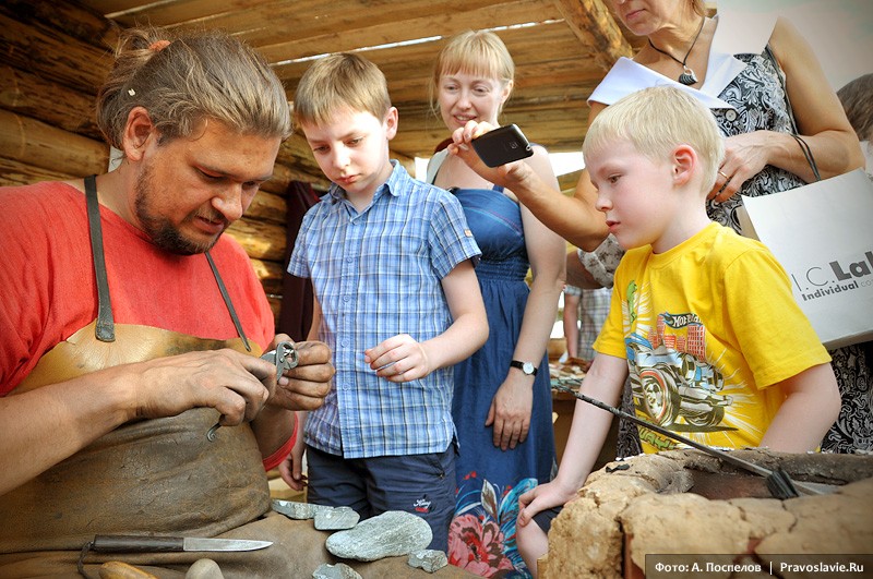 Мастер-ювелир изготавливает подарки для юных посетителей. Фото: А. Поспелов / Православие.Ru