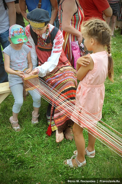 Маленьких гостей фестиваля учат ткать пояс на бердо. Фото: М. Поспелова / Православие.Ru