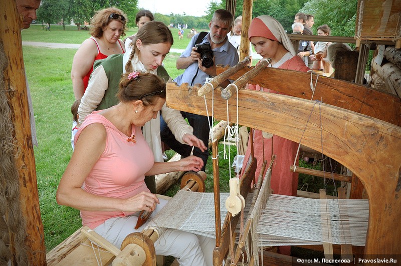 Обучение ткачеству на старинном ткацком стане. Фото: М. Поспелова / Православие.Ru