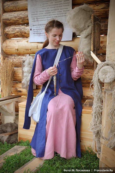 Мастерица прядет нить из кудели. Фото: М. Поспелова / Православие.Ru