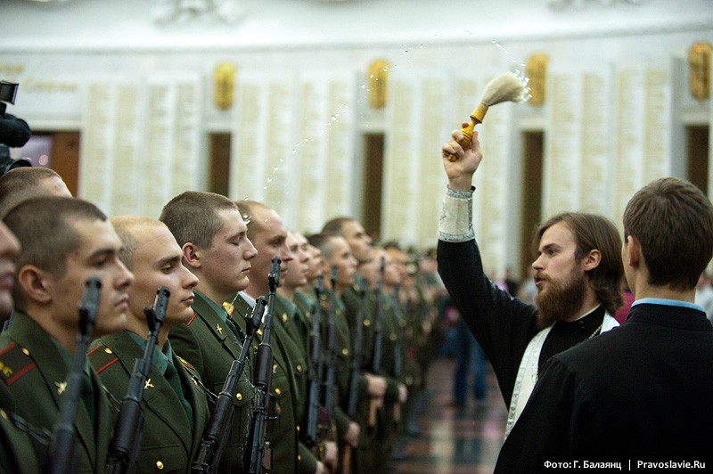 Кропление солдат святой водой. Фото: Г. Балаянц / Православие.Ru