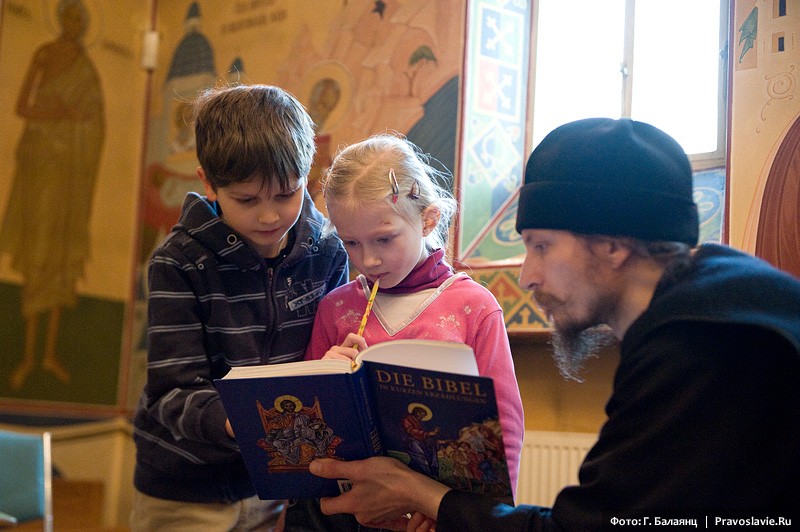 Чтение Библии. Фото: Г. Балаянц / Православие.Ru