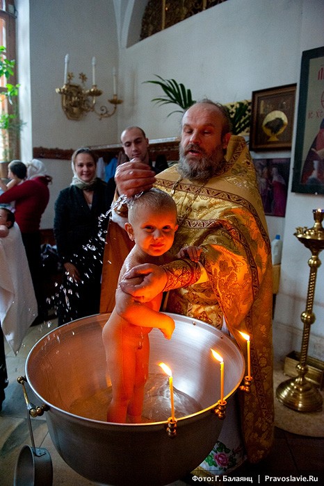Крещение младенца. Фото: Г. Балаянц / Православие.Ru