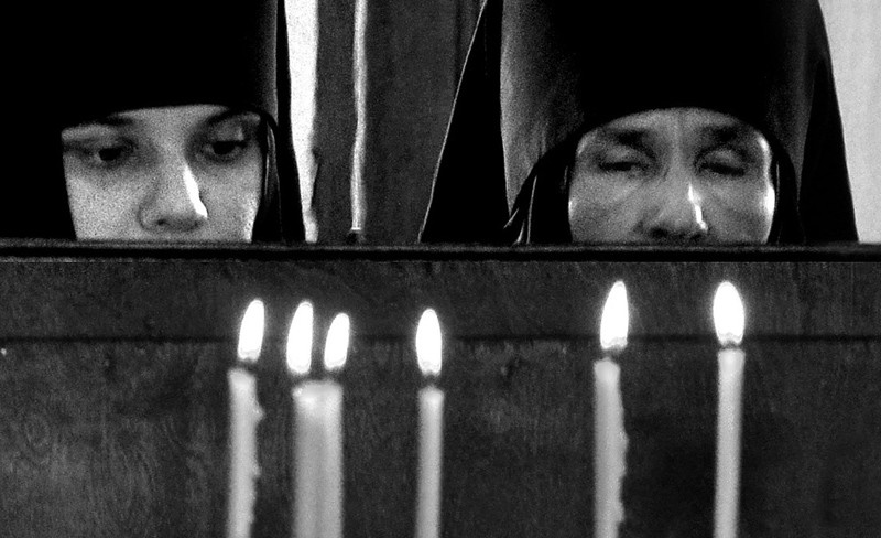 Две свечи. Фото: Михаил Тимофеев