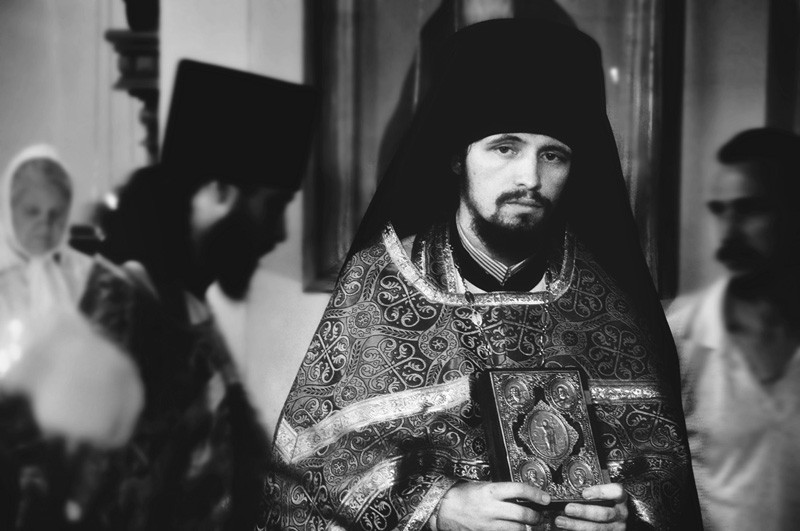 Портрет иеромонаха с Евангелием. Фото: Михаил Тимофеев