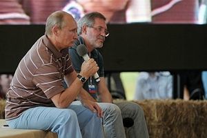 В.Путин и модератор встречи М.Леонтьев. 31 июля 2012 г. 