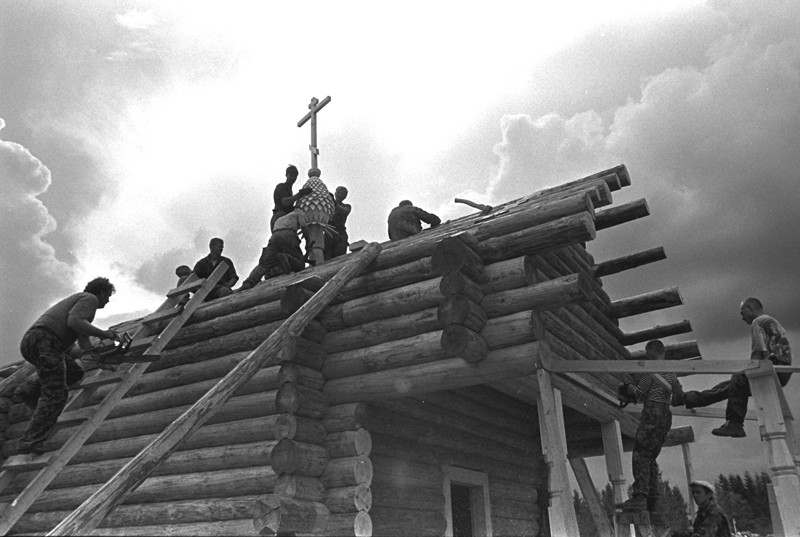 Деревня Семенково. Строительство обыденного храма. Вологодская область, 1999 г. Фото: Геннадий Михеев