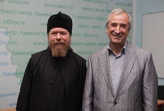 На фото: Архимандрит Тихон (Шевкунов) и Александр Голышев