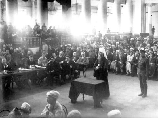Заседание Петроградского ревтрибунала по делу митрополита Вениамина, 1922 г.