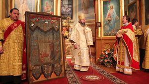 О существовании хоругви владыка Юстиниан узнал благодаря фотографии начала XX века, на которой запечатлены будущие святые Русской Церкви