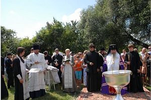 Станица Наурская, 24 августа 2011 г., владыка Зосима совершает соборное крещение