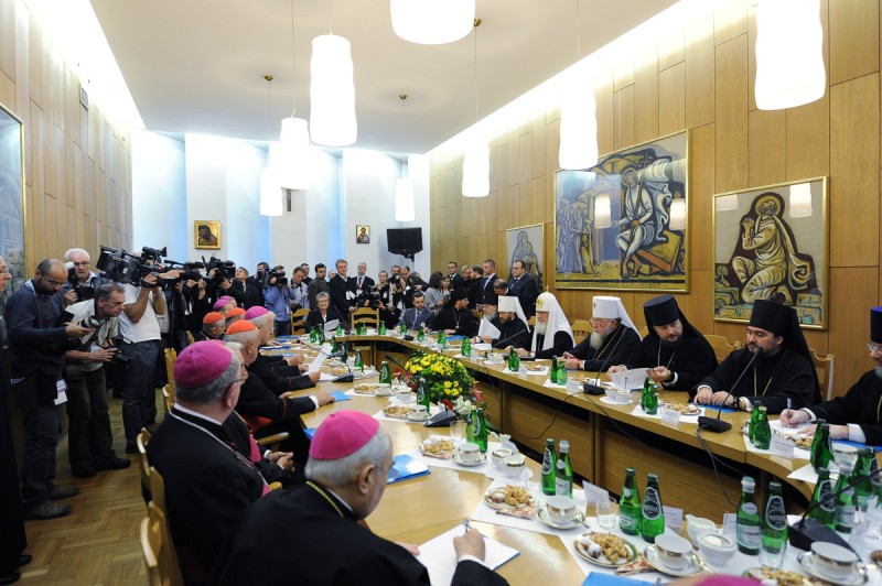 Визит Святейшего Патриарха Кирилла в Польшу.  16 августа 2012 года в Варшаве состоялась встреча Предстоятеля Русской Православной Церкви с членами Президиума Польской католической епископской конференции.